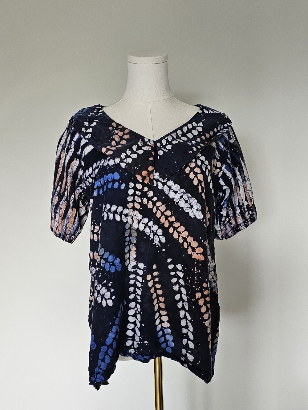 Navy M Multi-Color geometric 3/4 Sleeve V-Neck Top collar
